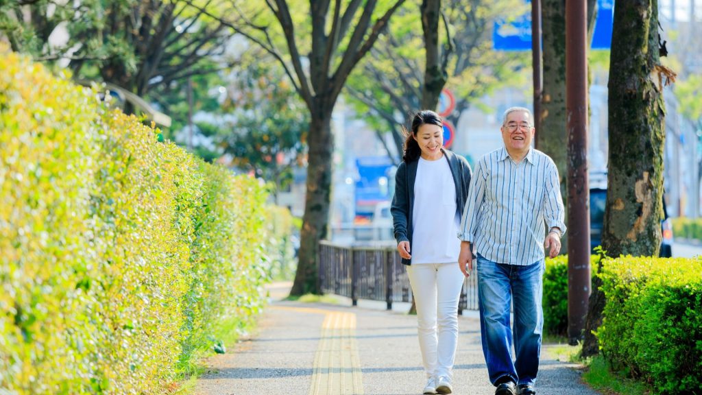 散歩する老夫婦